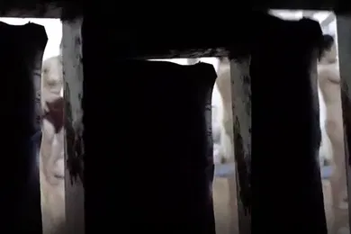 【自拍偷拍】门缝隙偷窥隔壁小媳妇洗完香香出来擦身子