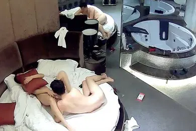 【自拍偷拍】酒店摄像头大奶骚女友体验新买的跳蛋开心的说太得劲了主动要求男友舔逼人体悬浮女上位啪啪啪爽的一浪高过一浪对白清晰