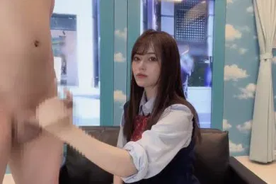 【素人特摄】日本素人女学生在魔镜房给男人打手枪
