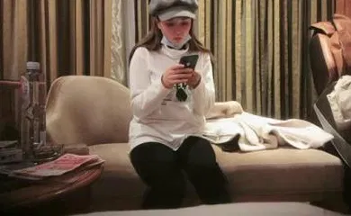 【自拍偷拍】约了个白衣帽子妹子啪啪，穿上情趣装骑坐翘着屁股后入抬腿抽插