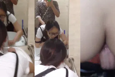 【学生萝莉】旅游景区公厕自拍大学生背包客情侣突然性起在旅游景区的公厕里对着镜子啪啪自拍眼镜妹好骚啊下面好多白浆