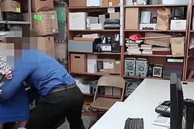 【厂牌经典】狂热的金发少女小偷被商店保安指交和性交