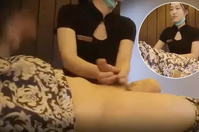 【口交自慰】猥琐男足疗按摩关上门加500要求打飞机按完脚脱裤子要求撸管最后加钟答应看妹子表情就知道很勉强
