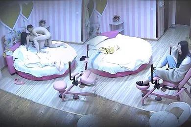 【自拍偷拍】酒店偷拍高顏值性感女大聲和男友在酒店約會瘋狂舔穴舒服伺候又被各種姿勢狂操女友被操得爽爽叫