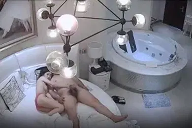 【口交自慰】酒店监控有点胖的小胖哥带着自己的漂亮女友开房打炮_女主口交吃鸡换着姿势的来回的干看来经常开房