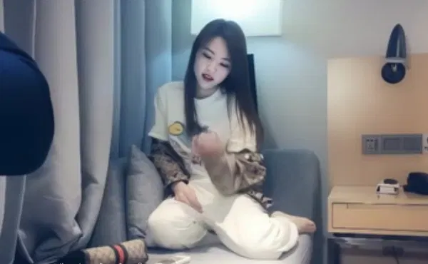 【自拍偷拍】古奇小姐姐_深喉口交活很不错，骑乘抽插正入猛操