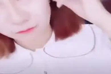 【自拍偷拍】英语老师办公室直播露奶男同事..