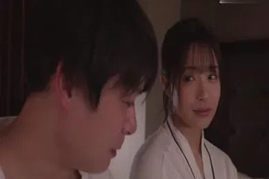 【无码高清】IPZZ-347當我出差時遇到了創紀錄的大雨我突然和我的高級老闆共用一個房間.....