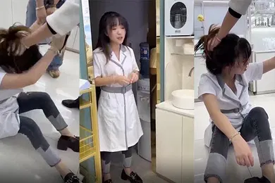 【网曝黑料】网曝热门事件化妆品专卖店的小三被打_衣服都扒奶子都露出来了太暴力_骑着凑_别说还挺漂亮