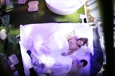 【自拍偷拍】酒店偷拍情趣酒店浴缸房上帝视角偷拍两对男女炮友开房啪啪