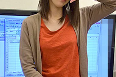 【无码高清】一位美丽的电脑教练不知道如何设置，他感到内疚，甚至让我射在她体内。五十岚里美