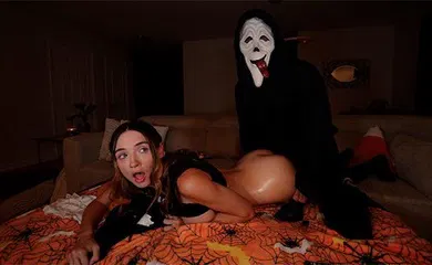 【厂牌经典】万圣节夜，趁男朋友忙着的时候，家里的入侵者狠狠地操了我
