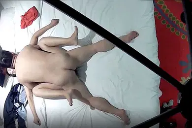 【自拍偷拍】上帝视角欣赏又矮又胖老板约会身材苗条小三男的脱光一躺闭眼享受小贱人从上舔到下69式女上位激情四射