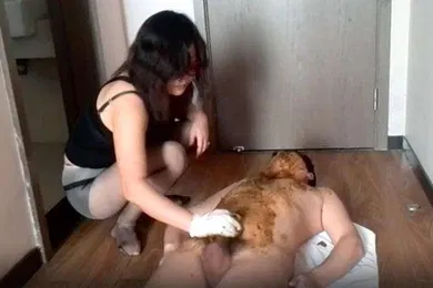 【SM调教】慎入超重口女王调教贱狗舔足黄金抹身