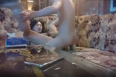 【口交自慰】歌厅探花KTV唱唱歌啪啪啪边唱歌躺在身材揉奶拨开内裤摸逼深喉口交活不错沙发上抽插猛操