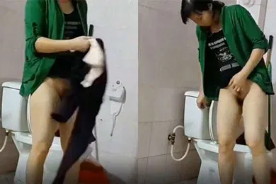 【乱伦】浴室偷装摄像头水电工给小姐姐修热水器在浴室偷拍她洗澡上厕所