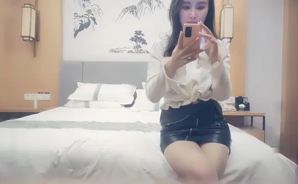 【自拍偷拍】黑色皮短裙外围妹子，因为经济卡钱差点吵起来，逼毛修发型镜头前口交舔弄，双腿肩上扛猛操太厉害了妹子被操受不了
