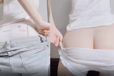 【学生萝莉】网恋女友自拍萝莉美臀骚逼