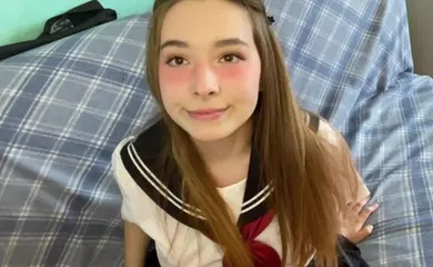 【厂牌经典】穿着日本校服的美女触摸你的鸡巴并感到尴尬