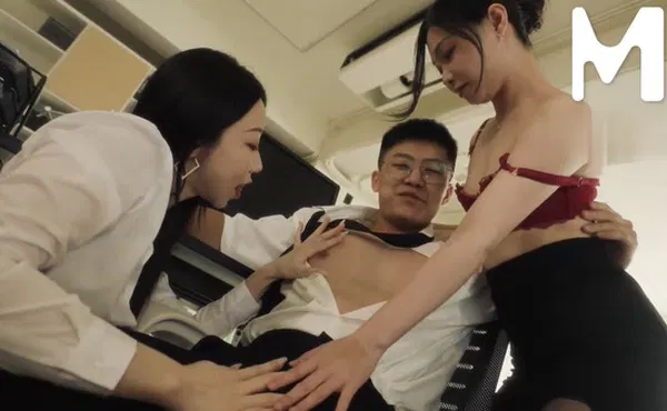 【国产精选】麻豆传媒映画 - 站在讲台的严厉女教师，现在跪趴在课桌椅上小穴好湿_modelmedia