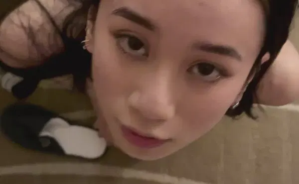 【口交自慰】Kiri Amari 顺从地等待精液射在脸上   Kiri Amari Obediently Waits For Cum On Her Face