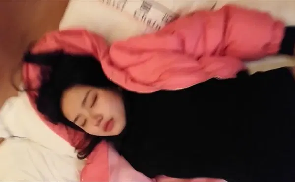 【自拍偷拍】96年的前女友马上要结婚了把她骗出来下药迷翻再打一炮