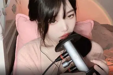 【SM调教】ASMR网红欲萝表情魅惑小嘴舔耳哄你入睡