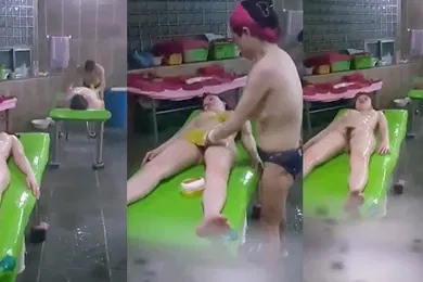 【自拍偷拍】爬窗偷窥女子澡堂美女叉着大腿正在享受搓澡呢逼毛好性感