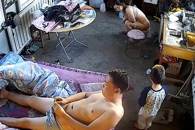 【自拍偷拍】家庭网络摄像头偷拍夫妻也太不检点经常当着小孩的面啪啪