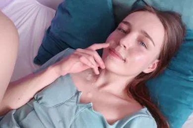 【厂牌经典】操了一个穿着裙子的女孩并射在她脸上