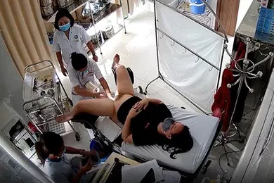 【自拍偷拍】女子医院妇科诊室摄像头破解偷拍几位来做人流的妹子护士拿夹子一顿捅主任医师上手摸摸奶二指禅捅逼