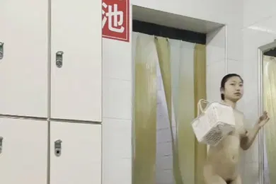 【自拍偷拍】浴室更衣室近距离偷拍几个身材不错的年轻妹子换衣服