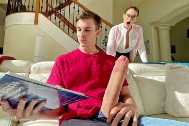 【厂牌经典】MilfHasStepSonToFuckHerWithHuge