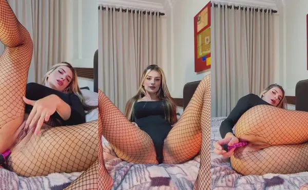 【性感网红】Sarah Caus Fills Her Ass In Fishnets