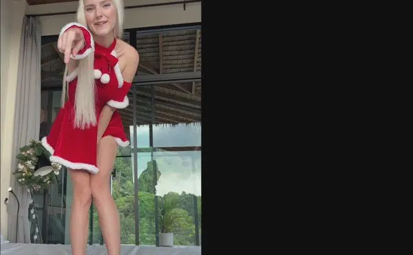 【性感网红】Christmas Slut Eva Elfie Gives Her Mouth And Pussy To A Guy