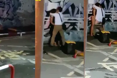 【网曝黑料】最新门事件带着行李箱的游客被个衣着性感的小姐带到路边停车位旁激情被人拍下国语对白
