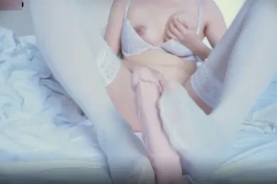 【丝袜制服】极品白丝瑜足交自慰